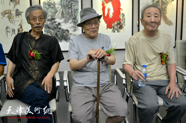 孙长康、姚景卿、侯春林在画展现场。