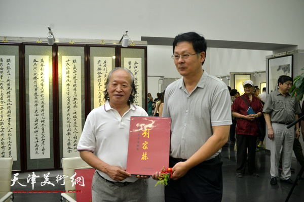 刘家栋“大红袍”画展现场首发，图为潘津生。