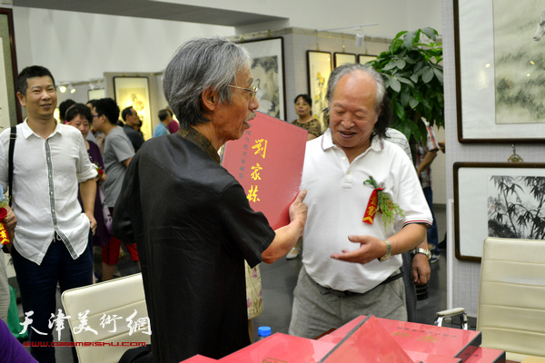 刘家栋“大红袍”画展现场首发，图为姚景卿。