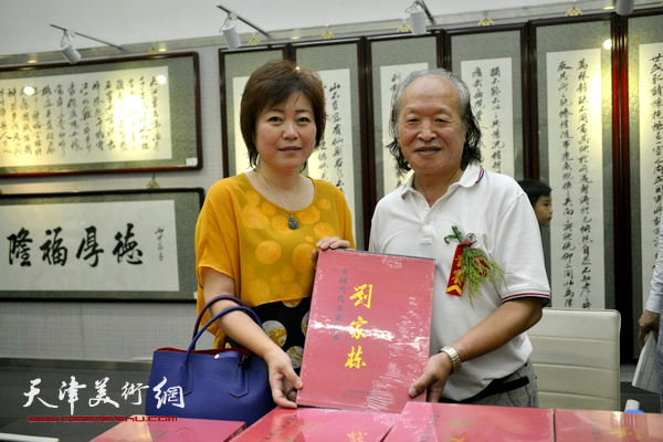 刘家栋“大红袍”画展现场首发，图为李澜。
