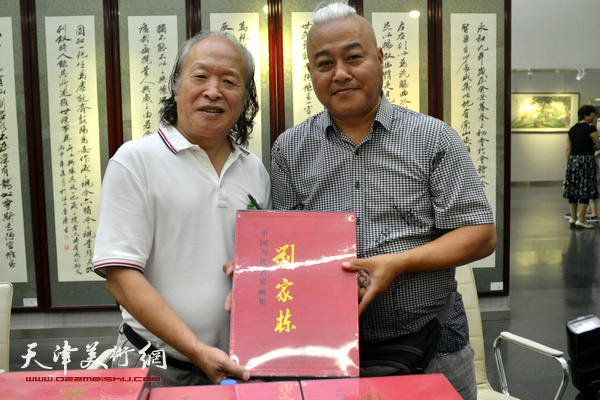 刘家栋“大红袍”画展现场首发，图为杨国栋。