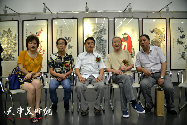 赵毅、侯春林、侯春林、郭凤祥、卢炳剑、李澜在画展现场。