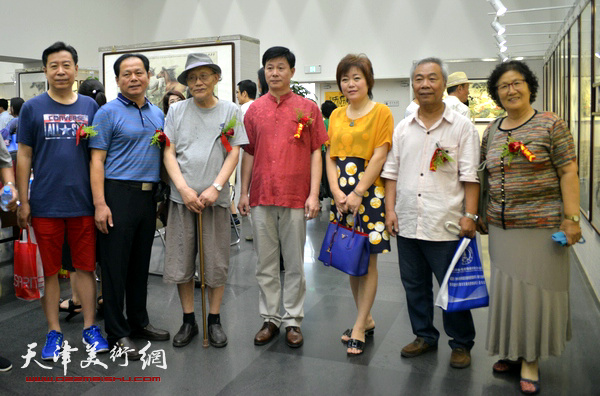 刘士忠、魏玖来与孙长康、王大奇、李增亭、李澜在画展现场。