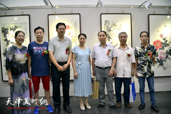 郭凤祥、潘津生、卢炳剑、王大奇、李增亭、周志芬、武新颖在画展现场。