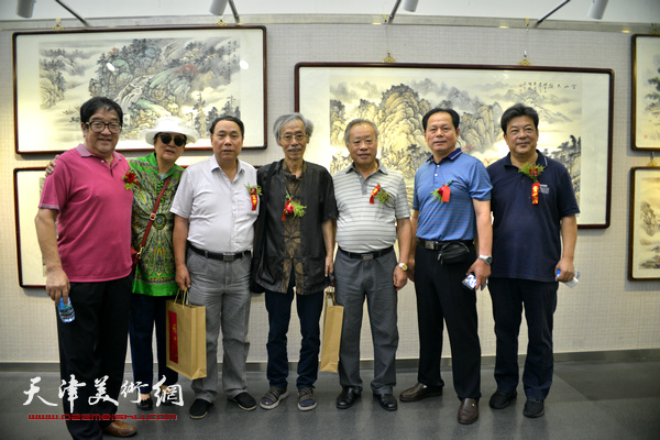 左起：卢炳剑、王文英、郭凤祥、姚景卿、王金厚、刘士忠在画展现场。