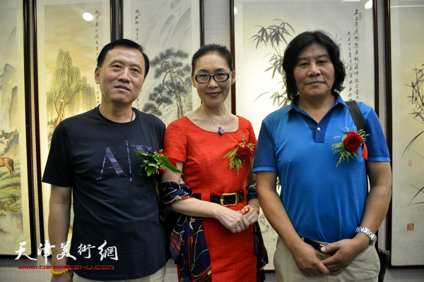 高学年、杨志芳、启福在画展现场。