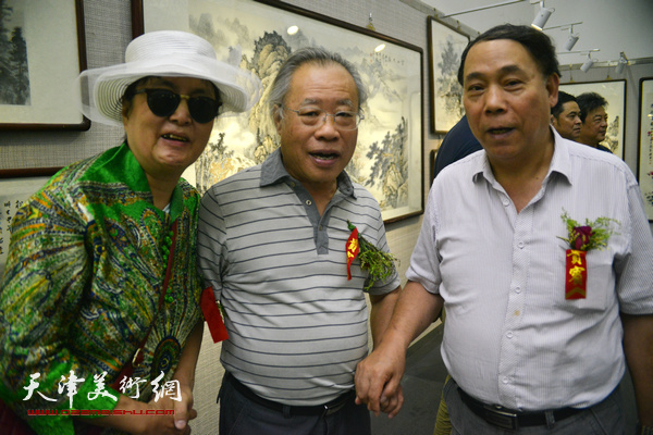 郭凤祥、王金厚、王文英在画展现场。