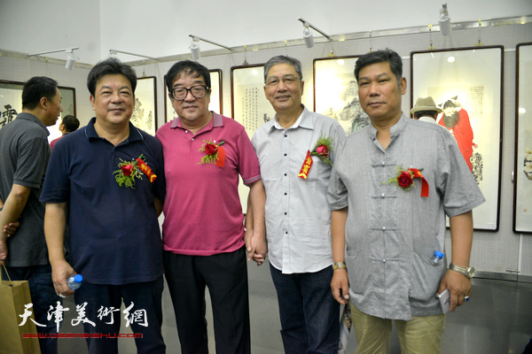 卢贵友、李庆林、刘智、刘亚在画展现场。