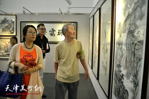 侯春林、郭文莱在观赏展品。