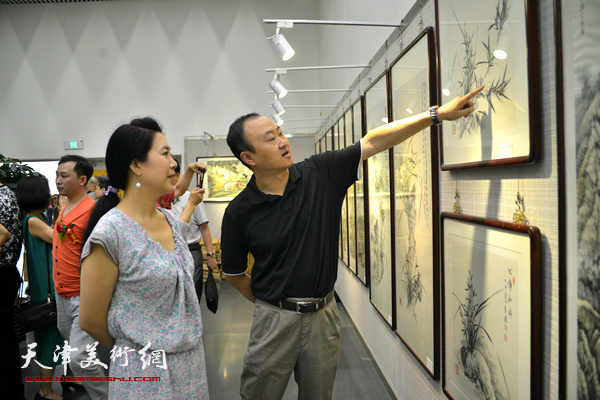 柴博森、闫芳在观赏展品。