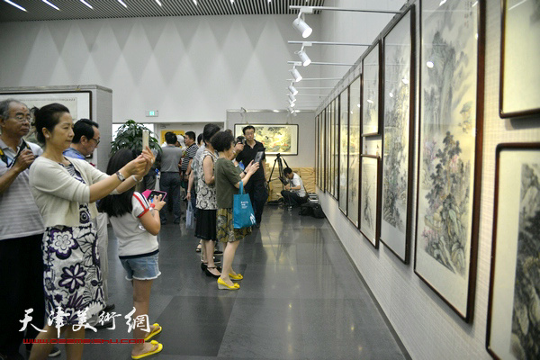 “翰墨溢彩——中国画八人精品展”现场。