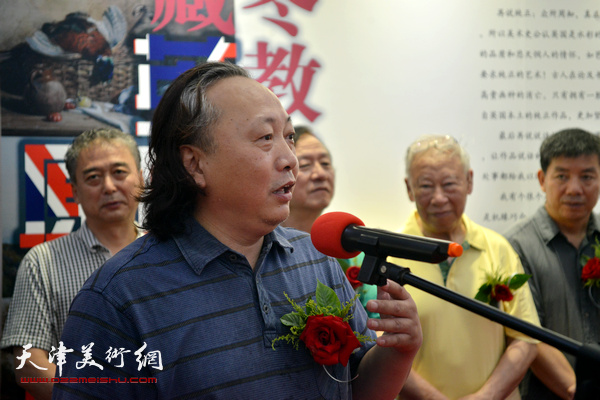 天津水彩专业委员会会长朱志刚在开幕仪式上致辞。