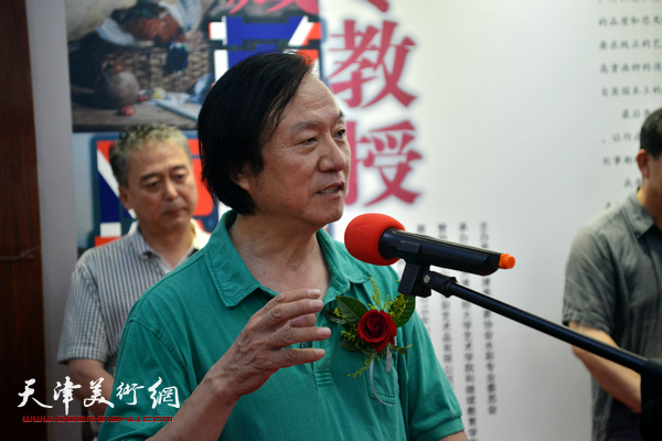 天津美术学院教授实验艺术院院长李志强在开幕仪式上致辞。