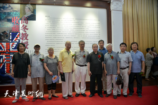 高冬教授与李家旭、贺建国、古聿俊、李宗儒、姜中立、张明光、王文元在画展现场。