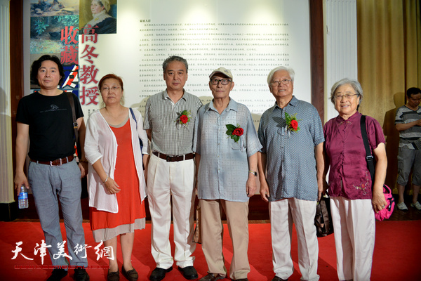 高冬教授与古聿俊、贺建国、刘玉芬、刘忠志在画展现场。