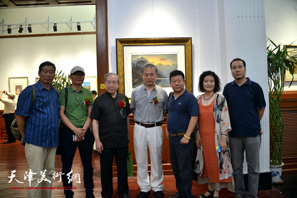 高冬教授与李宗儒、帅起、胡万荣、田同芬、杨俊甫在画展现场。