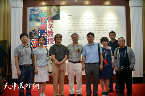 高冬教授与京、津、冀的来宾在画展现场。
