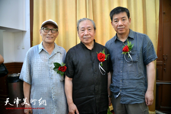 宁培中、李宗儒、古聿俊在画展现场。