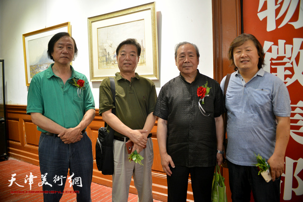 左起：李志强、杨建国、李宗儒、姜中立在画展现场。