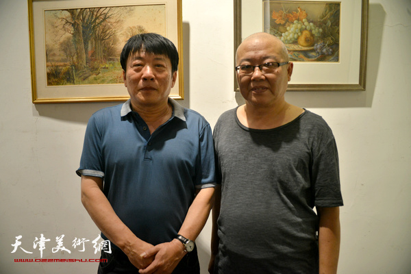 杨志刚、高原春在画展现场。