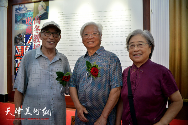 贺建国、古聿俊、刘玉芬在画展现场。