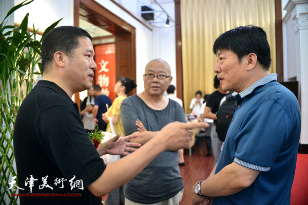 董克诚、杨志刚、高原春在画展现场交流。