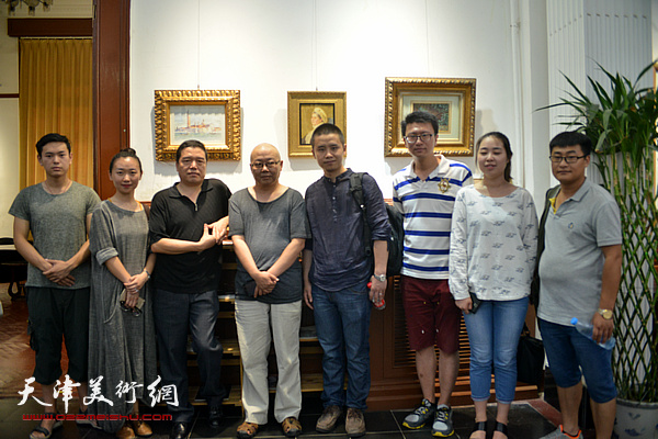杨志刚、董克诚与他们的学生张超、张尘、谢红等在画展现场。