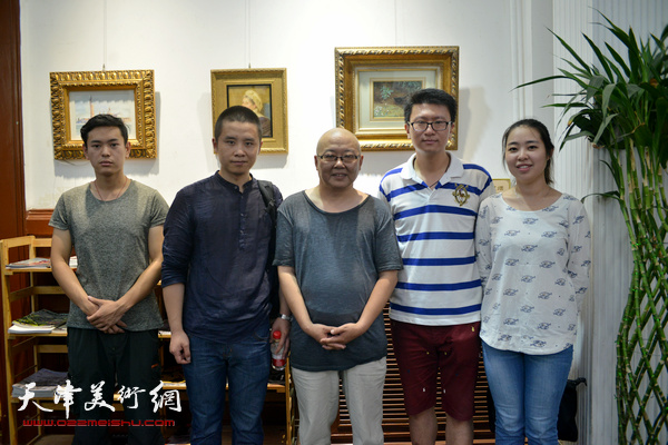 杨志刚、董克诚与他们的学生张超、张尘、谢红等在画展现场。