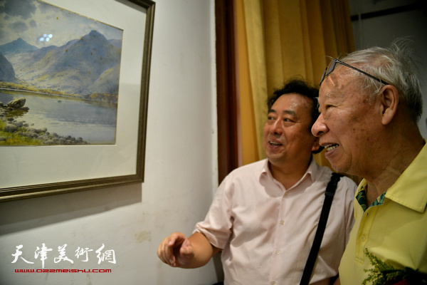 李家旭、高建章在观赏展出的作品