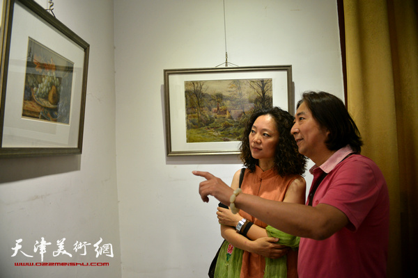杨亦谦、陶香莲在观赏展出的作品。
