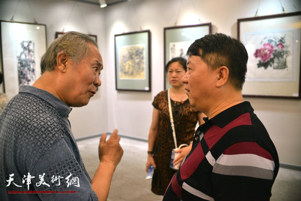 李明与来宾在展览现场交流