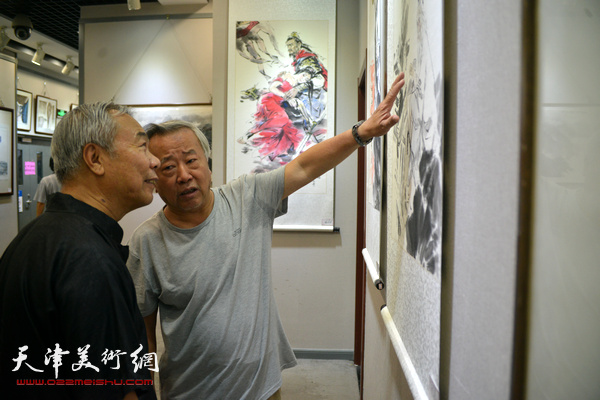 阮克敏、王大奇在观赏作品。