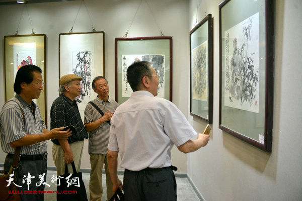 李风雨、曹剑英、吕宝珠、齐宝光在观赏作品