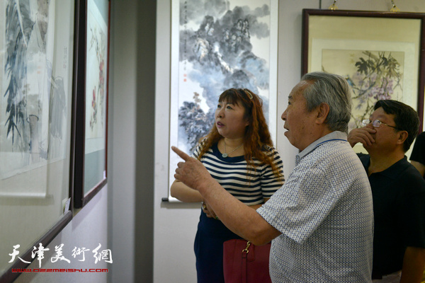 “纪念穆仲芹、赵松涛先生工艺美院60年代学生画展”现场。