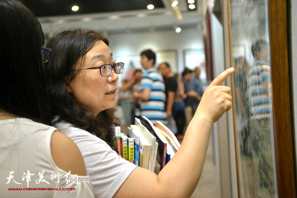 “纪念穆仲芹、赵松涛先生工艺美院60年代学生画展”现场。