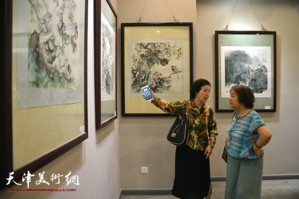 “纪念穆仲芹、赵松涛先生工艺美院60年代学生画展”现场。
