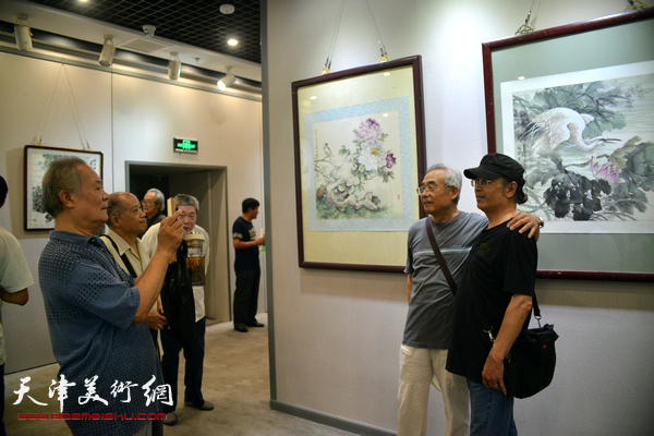 “纪念穆仲芹、赵松涛先生工艺美院60年代学生画展”现场。