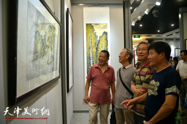 “纪念穆仲芹、赵松涛先生工艺美院60年代学生画展”现场。