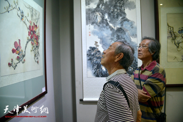 “纪念穆仲芹、赵松涛先生工艺美院60年代学生画展”现场。