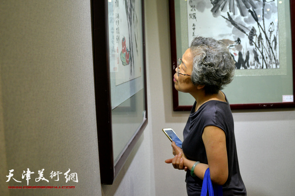 “纪念穆仲芹、赵松涛先生工艺美院60年代学生画展”现场。