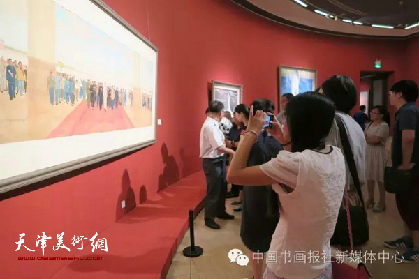 在展览现场观摩学习