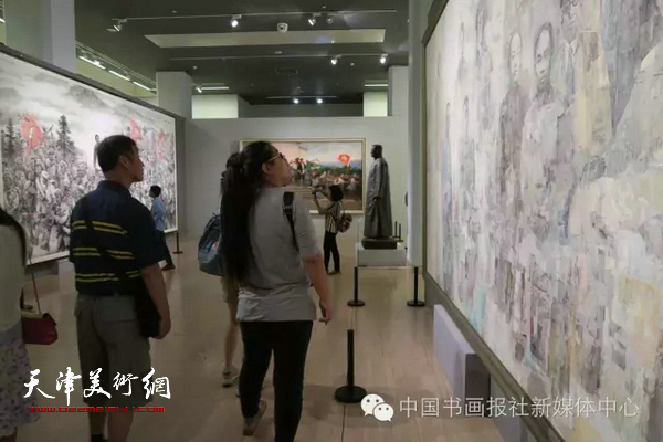 在展览现场观摩学习