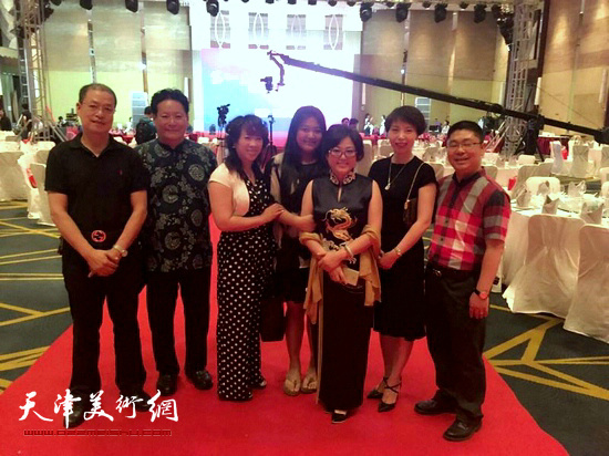 冯海娇与友人在富乐之夜文化公益晚会现场。