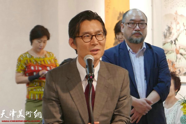韩国和平统一美术协会会长李时奎致辞。