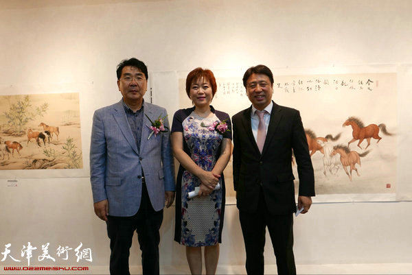 李澜、河太逵、李洪延在画展现场。