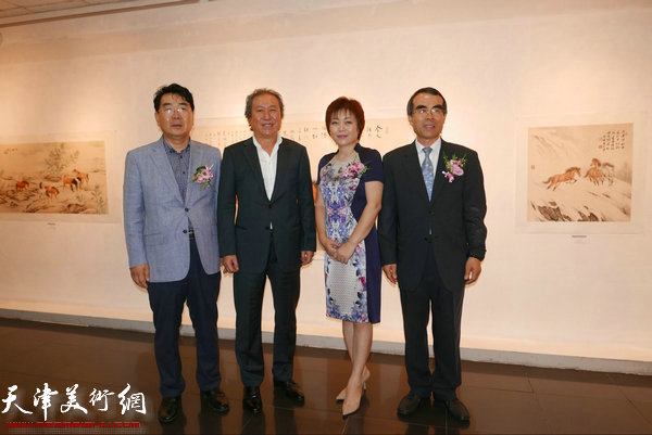李澜、河太逵、金昌培与来宾在画展现场。