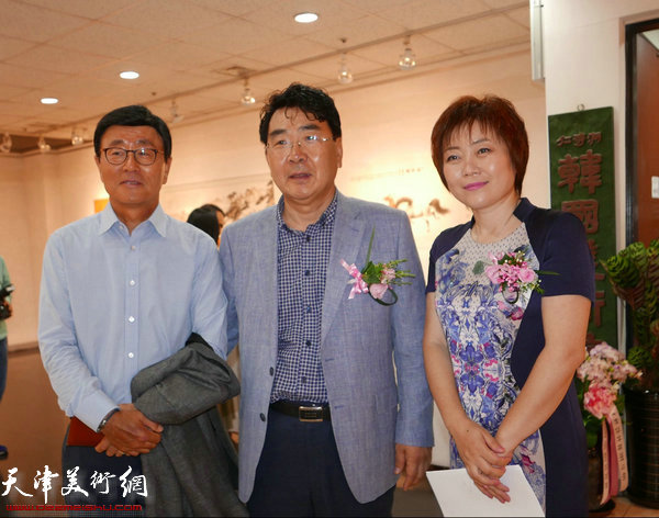 李澜、河太逵与来宾在画展现场。