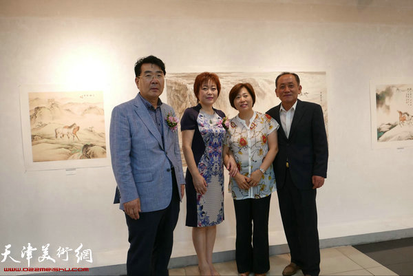 李澜、河太逵与来宾在画展现场。