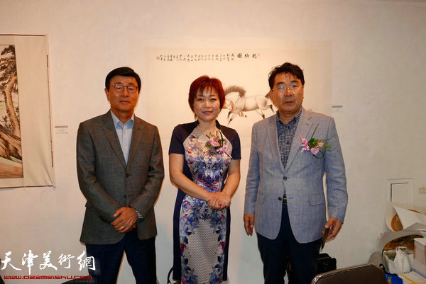 李澜、河太逵与来宾在画展现场。