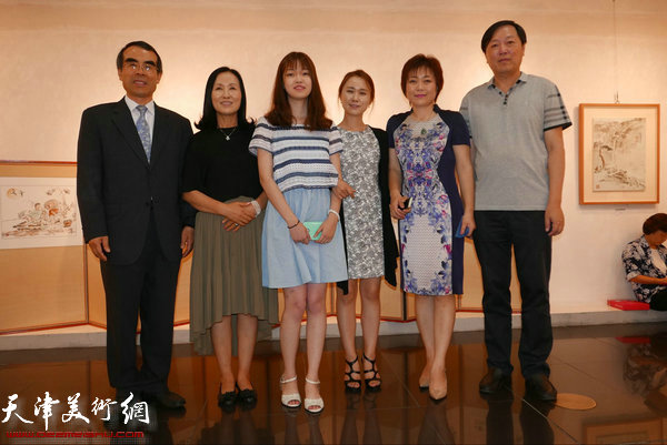 李澜、金昌培与李澜女儿郑成瞾、王晖等来宾在画展现场。
